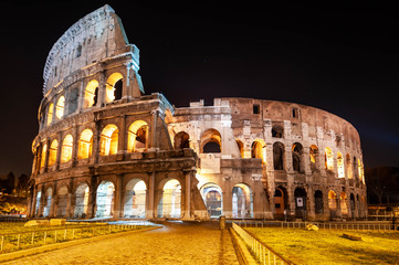 Fototapeta premium The Colosseum at night in Rome in Lazio in Italy