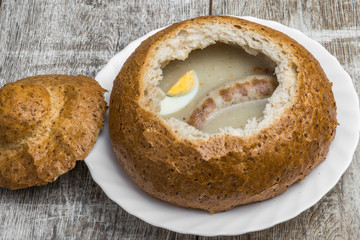 żurek w chlebie z jajkiem i białą kiełbasą