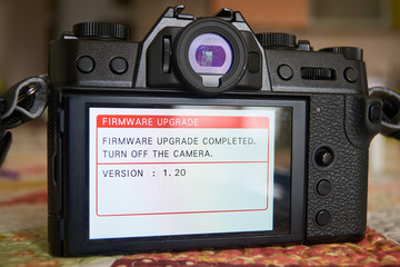 Photo camera firmware upgrade message reading 'Firmware Upgrade completed. Turn off the camera. Version 1.20' - obrazy, fototapety, plakaty