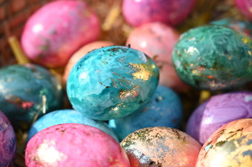 bunte Ostereier in einem Korb, Nahaufnahme mit Bokeh