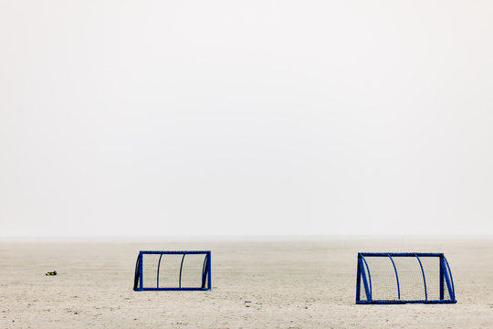 Tore an verlassenem Strand