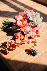 wedding bouquet and groom’s boutonniere in trend color according to panton live coral with beautiful light