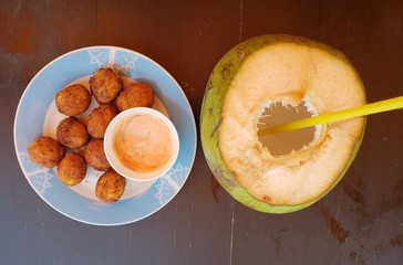 bolinho frito, comida, fritura, suco, água, coco, praia, gourmet