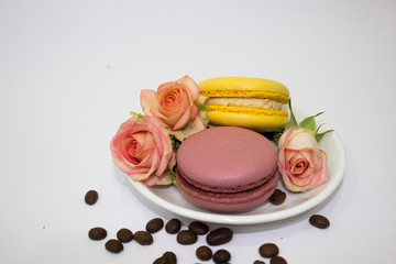 Obraz na płótnie Canvas Cake macaroons with pink flowers