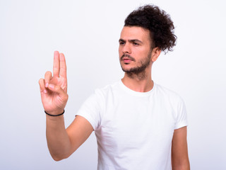 Fototapeta premium Portret przystojny brodaty turecki mężczyzna dotyka czegoś