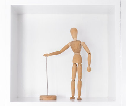 Boneco de madeira articulado com fundo branco