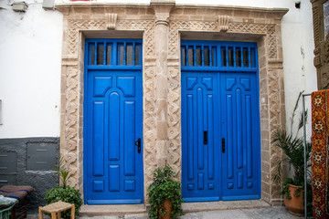 Obraz na płótnie Canvas streets and doors of Morocco