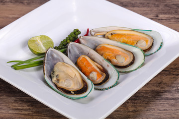 Half mussels with lime and pepper