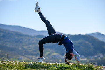fitness bella ragazza nel mezzo di un campo di margherite 