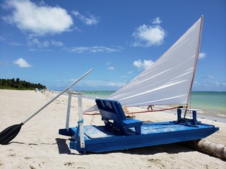 barco à vela na beira mar