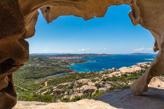 golfo degli aranci 01 - vista del mare da una grotta dell'interno.