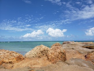 Fototapeta na wymiar rochas, pedras, beira mar, paraíso, água cristalina