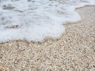 espuma de onda na beira mar com areia