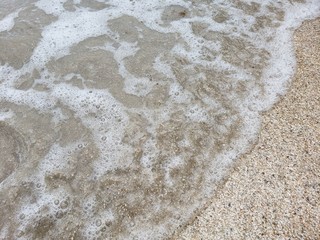 espuma de onda na beira mar com areia