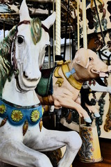 Fototapeta na wymiar Pferd und Schwein an altem Karussell