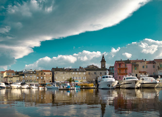 Yachts dans le port de Saint-Florent en Corse