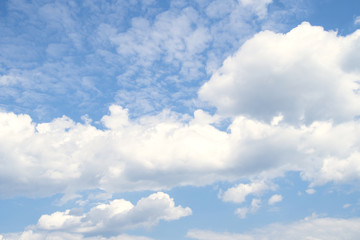 Blauer Himmel mit Schäfchenwolken, bewölkt