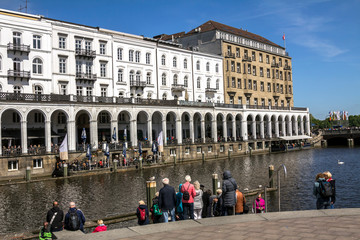 Obraz premium Hamburg, Germany: Towncanal Kleine Alster in Hamburg - stone memorial.