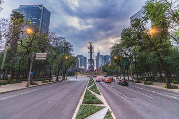 Obraz premium CIUDAD DE MEXICO AL ATARDECER SIN GENTE MONUMENTI 