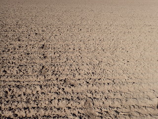 Acker umgegraben und leer liegt brach