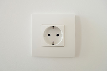 The socket is white EU standard with grounding.