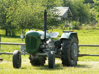 Stary traktor © Zbigniew