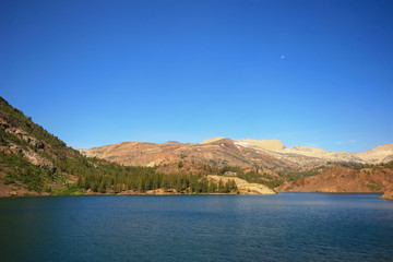 Obraz premium Sunny view of the Elery Lake