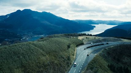 湖の峠道 山道 空撮 車 車道 俯瞰 1 © gale