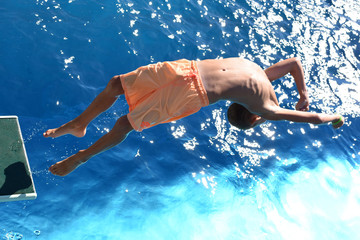Badespaß in einem Freibad im Salzkammergut (Oberösterreich) - Swimming fun in an outdoor pool in...