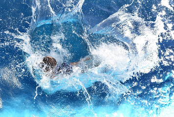 Badespaß in einem Freibad im Salzkammergut (Oberösterreich) - Swimming fun in an outdoor pool in...