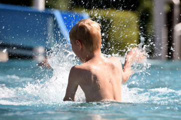 Badespaß in einem Freibad im Salzkammergut (Oberösterreich) - Swimming fun in an outdoor pool in...