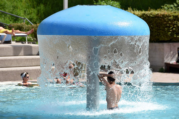 Badespaß in einem Freibad im Salzkammergut (Oberösterreich) - Swimming fun in an outdoor pool in...