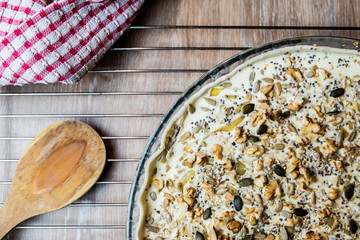 Quiche salée aux oignons avec des noix et graines de courge et tournesol