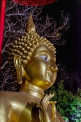 Der Kopf einer vergoldeten Buddha Statue