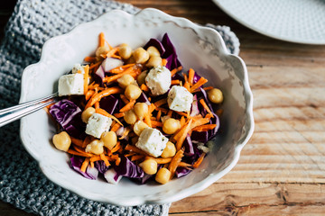 Bol de crudités, plat de légumes chou rouge carottes pois chiche et dés de fromage