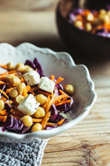 Bol de crudités, plat de légumes chou rouge carottes pois chiche et dés de fromage