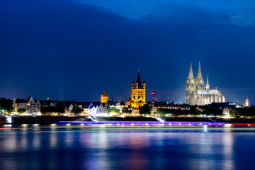 Obraz premium Skyline von Köln mit Kölner Dom und Hohenzollernbrücke bei Nach, Panorama of Cologne in Germany at sunset, cityscape by the Rhine.