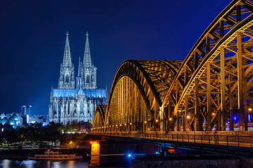 Fototapeta premium Panorama of the Hohenzollern Bridge over the Rhine River and Cologne Cathedral by night, Cologne city skyline Germany,Skyline von Köln mit Kölner Dom und Hohenzollernbrücke bei Nacht.
