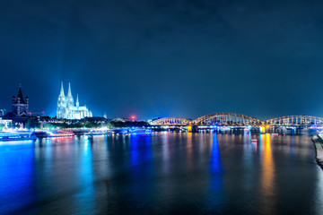 Fototapeta premium Skyline von Köln mit Kölner Dom und Hohenzollernbrücke bei Nach, Panorama of Cologne in Germany at sunset, cityscape by the Rhine.