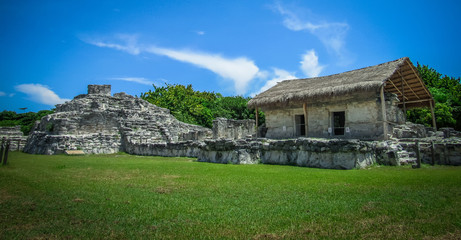 Fototapeta na wymiar ancient mayan ruins in mexico