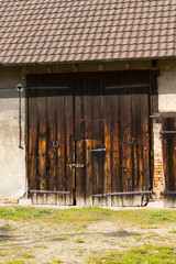 Altes Scheunentor aus Holz, Tor zu einem Pferdestall