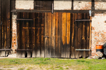 Altes Scheunentor aus Holz, Tor zu einem Pferdestall