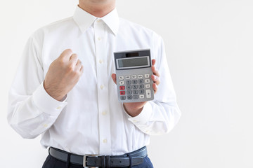 電卓を持ったワイシャツの男性 