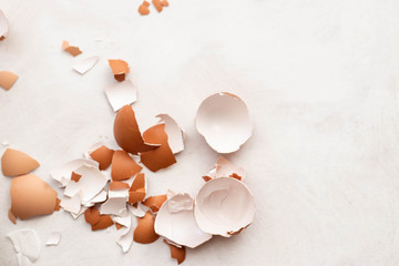 Eggshell on white background, eggs isolated - obrazy, fototapety, plakaty