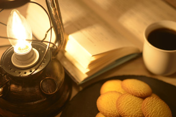 ランタンの灯りで読書