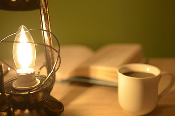 ランタンの灯りで読書 © sakai2132000