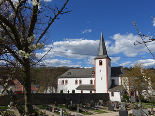 romanische Klosterkirche St. Leodegar Niederehe