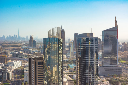 Vista aerea de edificios modernos de Dubai. Paisaje urbano de Emiratos Arabes Unidos. Torres, rascacielos y cielo celeste.