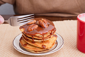 Desayuno de hotcakes con cajeta y nuez