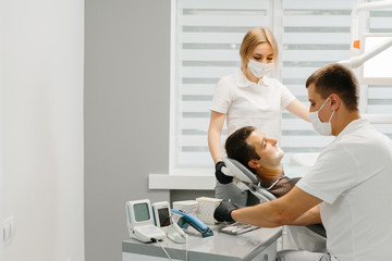 Obraz premium Doctor Dentist with an assistant work in a dental clinic.
